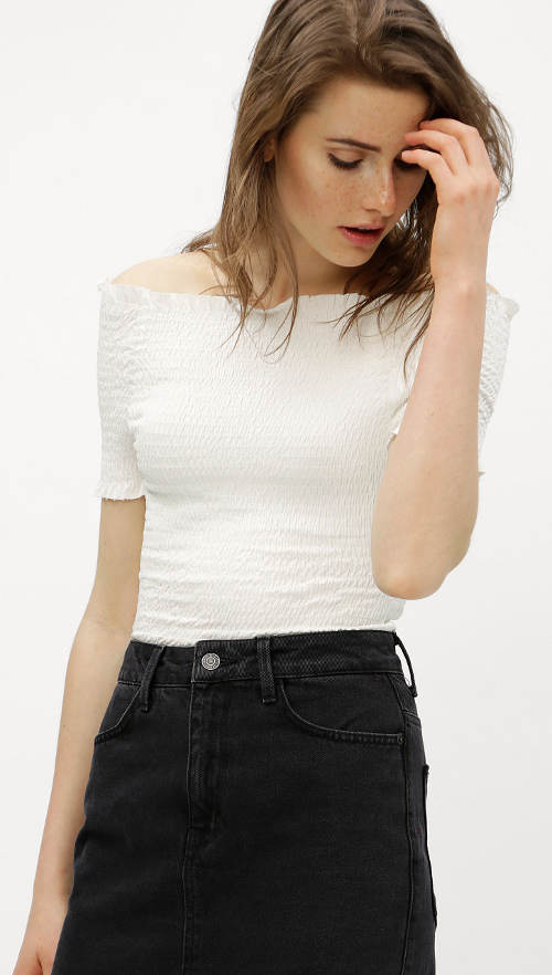 Bílý crop top s odhalenými rameny