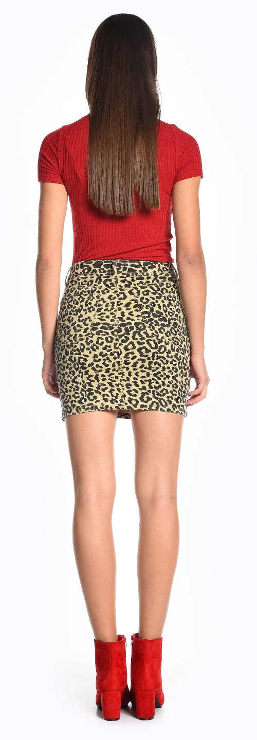 Červené dámské tričko k leopardí minisukni