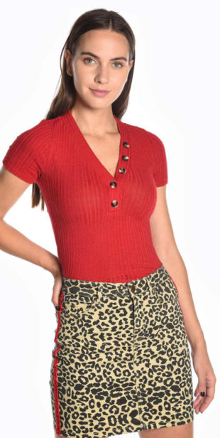 Červené žebrované dámské tričko s knoflíky ve výstřihu