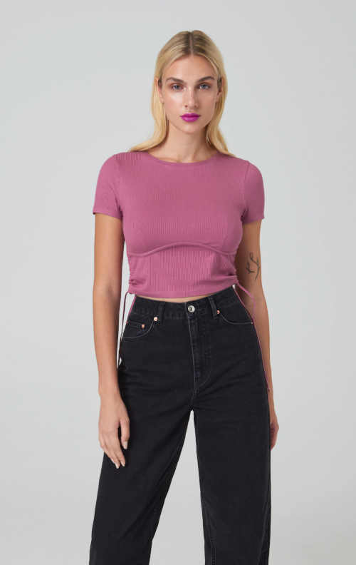 Trendy crop top s krátkým rukávem a postranním šněrováním