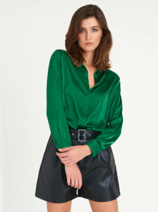 Moderní zelená saténová jednobarevná košilová halenka s dlouhým rukávem