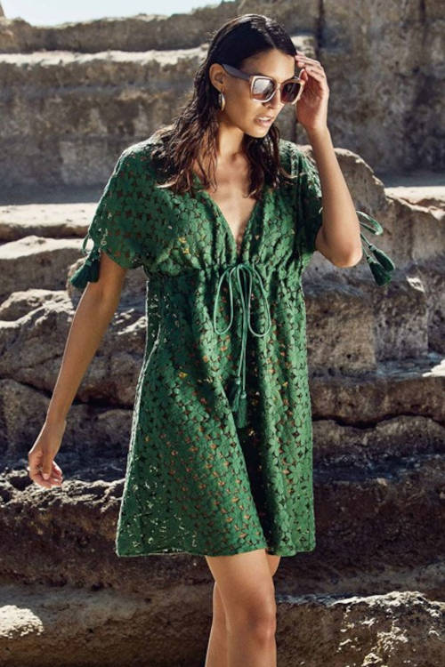 Smaragdově zelené plážové šaty s průhledy v komfortním střihu