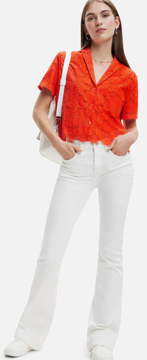 Oranžová letní košile k bílým džínům