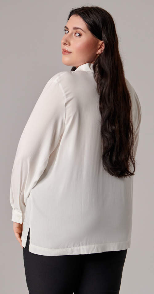 Bílá dámská košile nadměrných velikostí